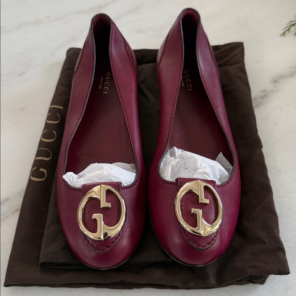 Gucci Ballet Flats Women's Red Wine Burgandy Leather with Gold Logo.
